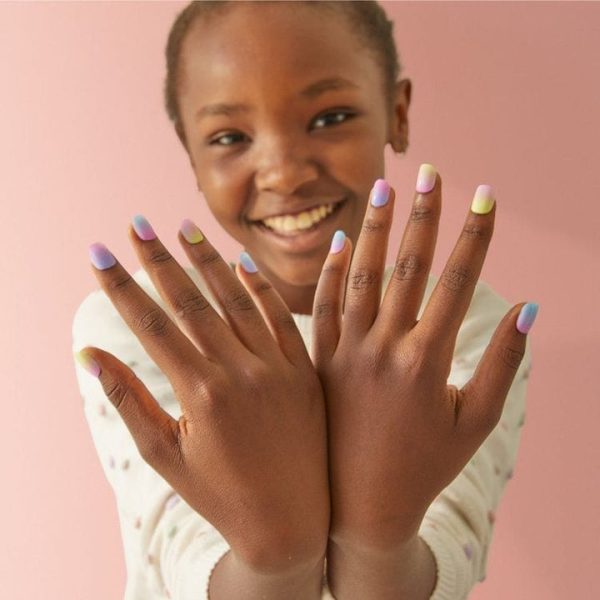 fao-schwarz-fashion-activity-and-roleplay-pampered-manicure-and-pedicure-spa-beauty-set-31300760993879_720x