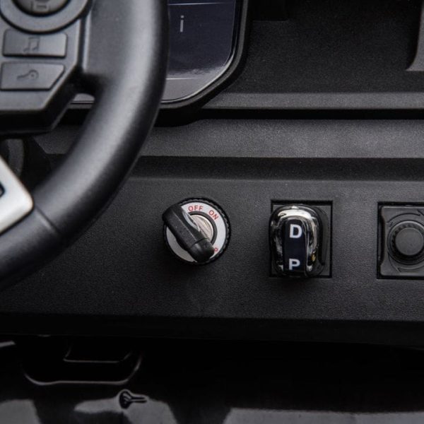 freddo-outdoor-24v-range-rover-hse-2-seater-ride-on-car-black-31275402068055_720x