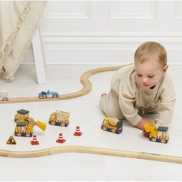 le-toy-van-preschool-7-piece-wood-construction-toy-cars-trucks-diggers-set-32562637766743_720x-1