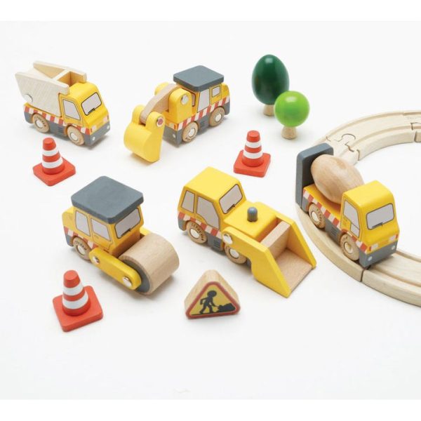 le-toy-van-preschool-7-piece-wood-construction-toy-cars-trucks-diggers-set-32562638913623_720x-1