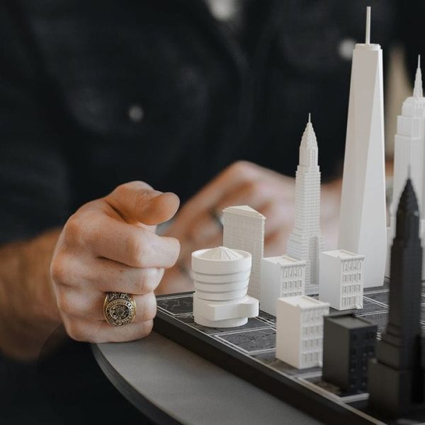 skyline-chess-games-new-york-city-edition-acrylic-chess-set-with-wood-map-board-31766635544663_720x